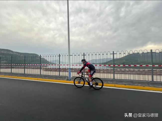 网友偶遇王大雷吃烤玉米，见球迷打招呼不忘招手回应