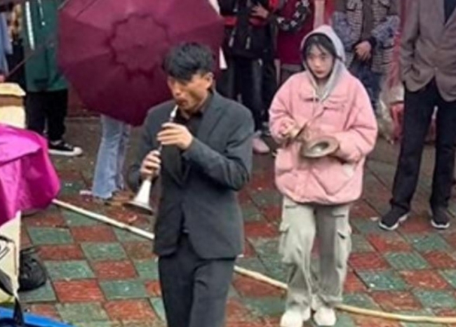女生国庆回家接喜活打镲