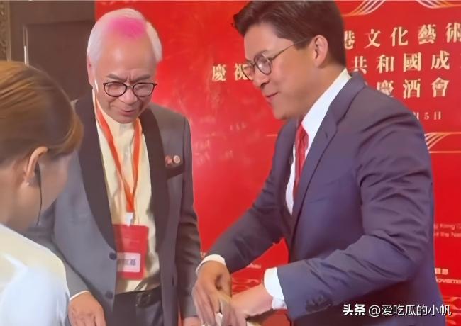 霍震霆霍启刚父子同框，两人侧脸太像啦