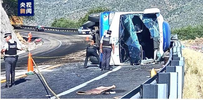 墨西哥南部交通事故：客车失控后侧翻 至少17人死亡