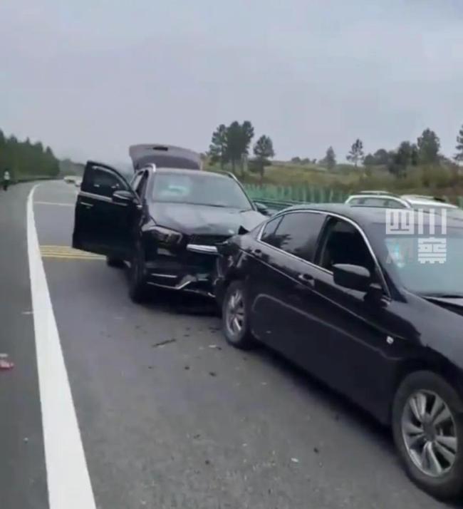 交警谈匝道上停车致追尾：目前案件正在调查中