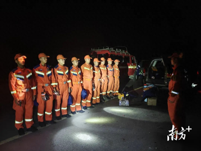 5名学生私自攀爬玉龙雪山被困，消防救援出动获救