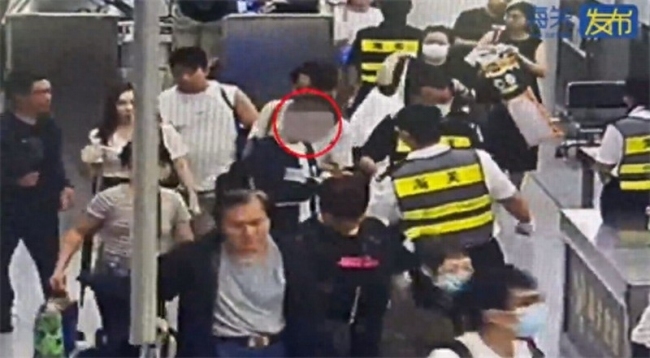 一男子在身上绑藏79张PS5游戏光盘入境被海关查获