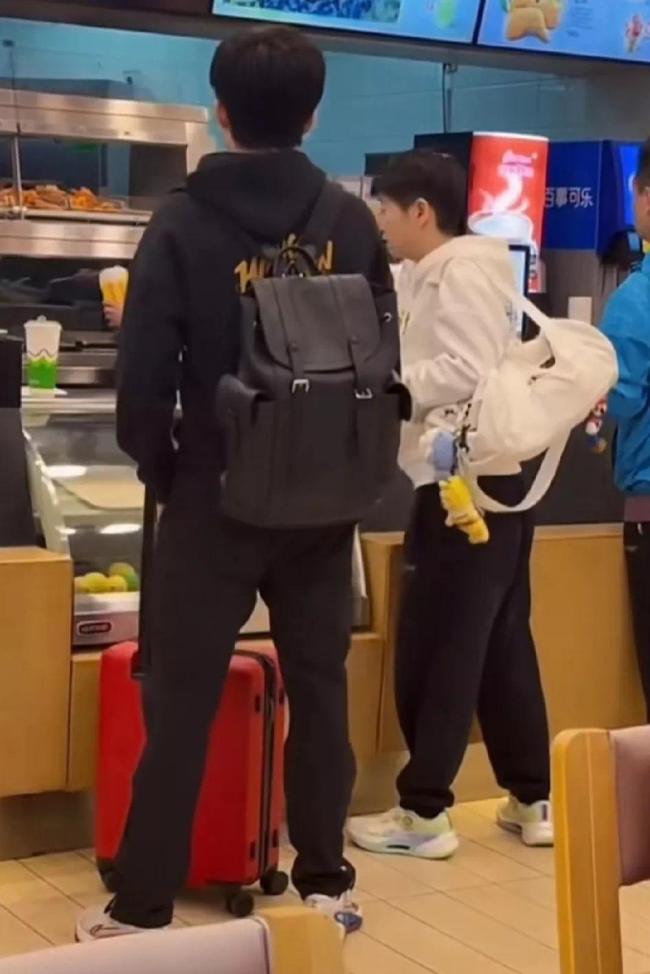 孙颖莎王楚钦吃德克士 队医在旁边沉默：站半天也不问问我