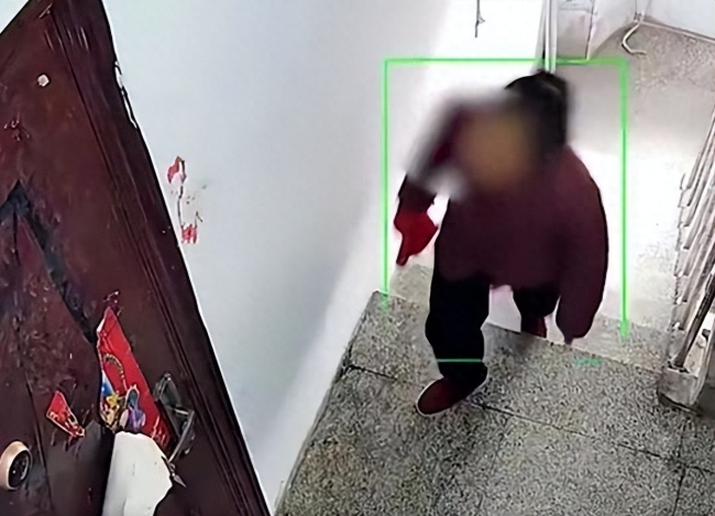 男子长期被邻居砸门骚扰 报警四五十次，邻居甚至越发疯狂