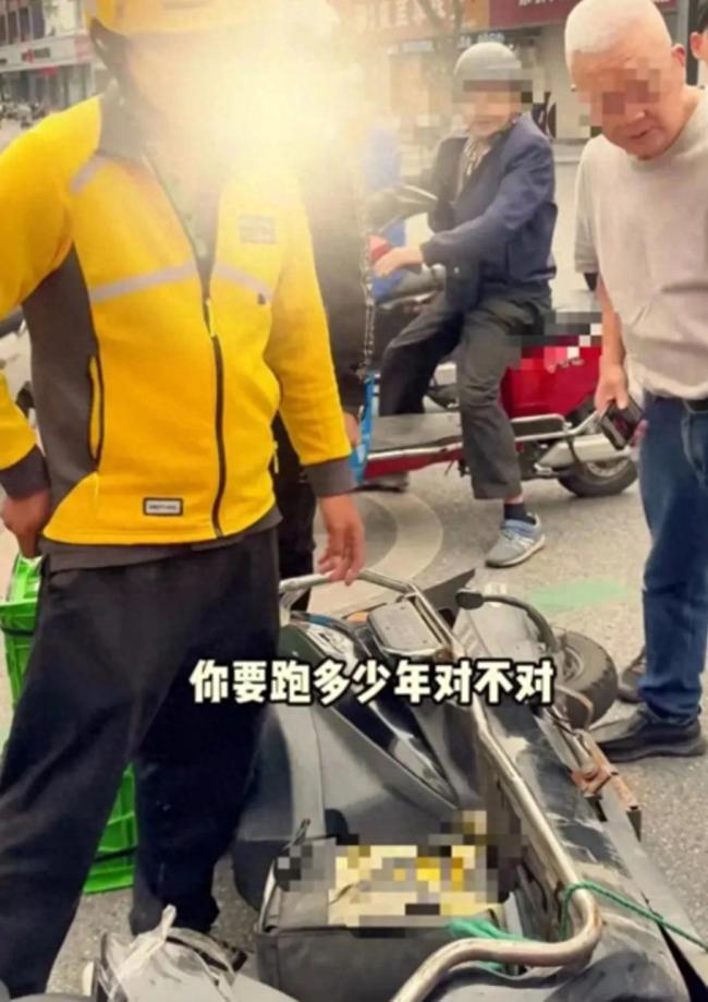 吓到发抖！外卖骑手撞上路边法拉利 车主做法令人意外