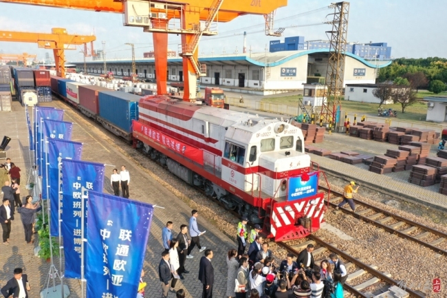 中欧班列进博号抵达上海，进博会参展展品陆续到达