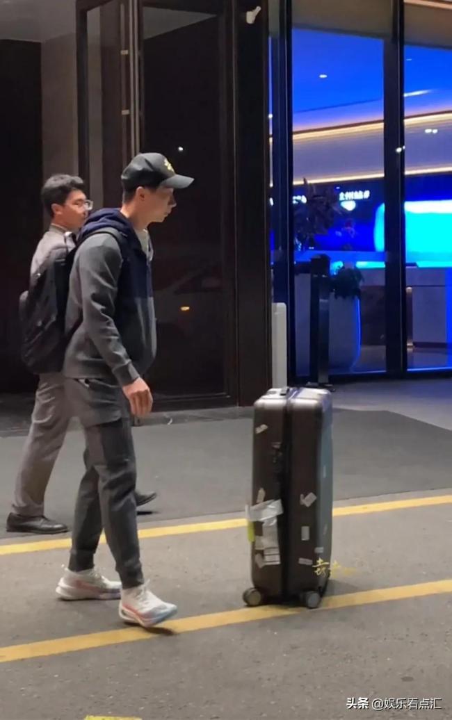 马龙丢下行李和粉丝合照，积极配合粉丝们的要求，一点不扭捏