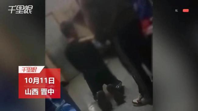 网传男生跪地遭同学用扫帚抽打