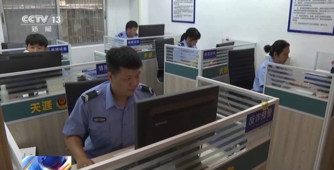 珠宝店老板每天取走百万：无人光顾流水却高达千万，警方蹲守发现电诈团伙