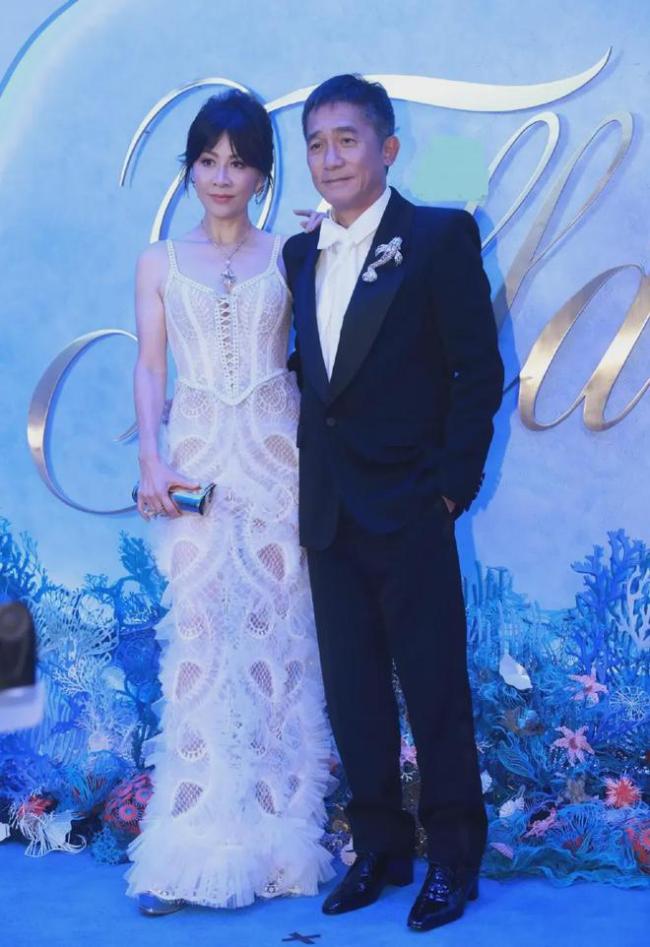 梁朝伟刘嘉玲参加活动,伟仔依然保持着帅气形象