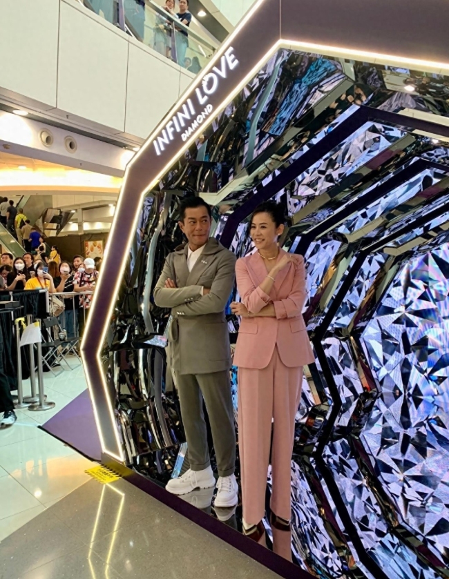 宣萱古天乐同框出席活动:古天乐帅气,宣萱清瘦俏丽