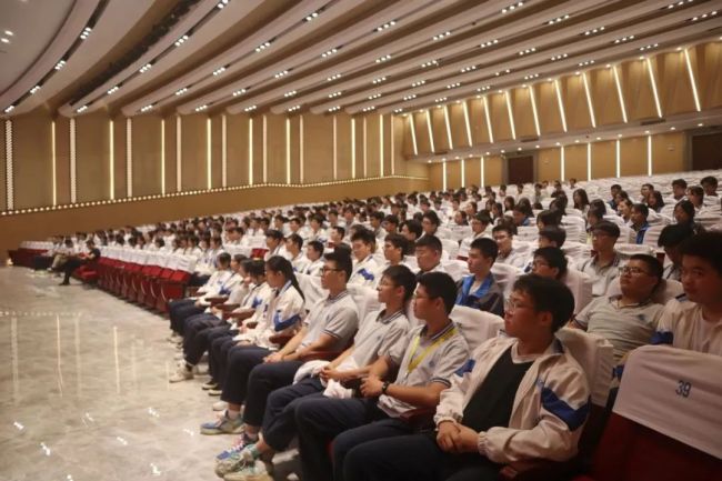 从职高生一路成为博士 周信静被多所学校关注