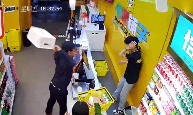 警方回应换零钱被拒男子掌掴收银员，已找到打人者