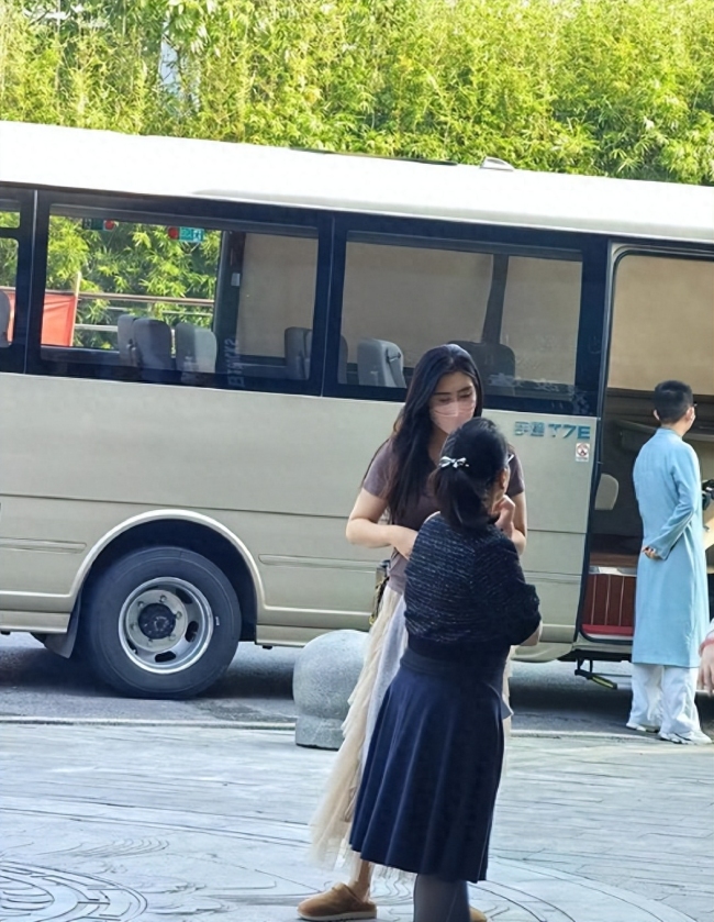 王祖贤在南京游玩被网友偶遇 远远驻足欣赏56岁颜值依旧