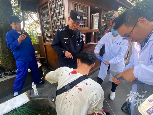 离谱！小伙熬夜加班后爬山晕倒磕破后脑勺 坚持先拜财神再就医