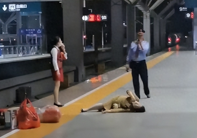 湖南长沙一女子疑因行李太多错过高铁激动拍打车门，被工作人员拉开后躺地大哭