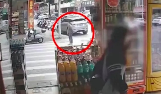 女孩遭陌生男子尾随进店求助，老板挺身呵退