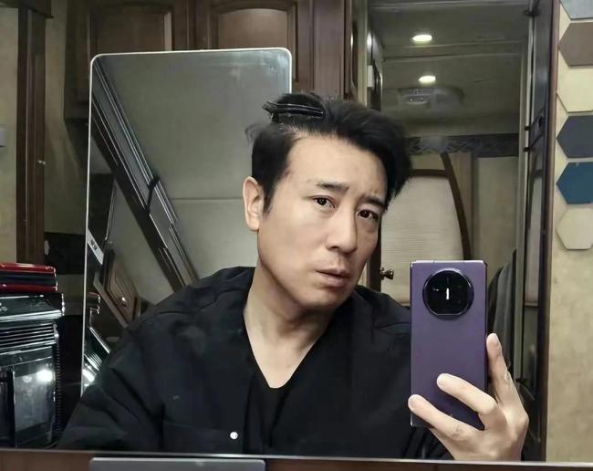 于和伟炫耀华为新机 发自拍照配文:不知道人在哪里身在何处