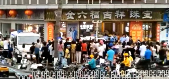 男子因没有工作持刀铁锤抢劫金店，失败后企图自杀相要挟