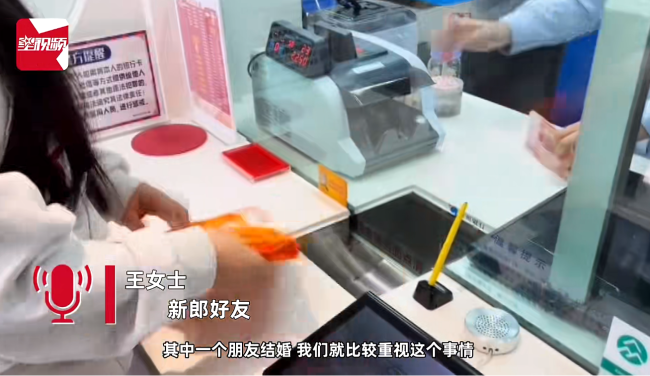 8人端3600个硬币给结婚好友随份子