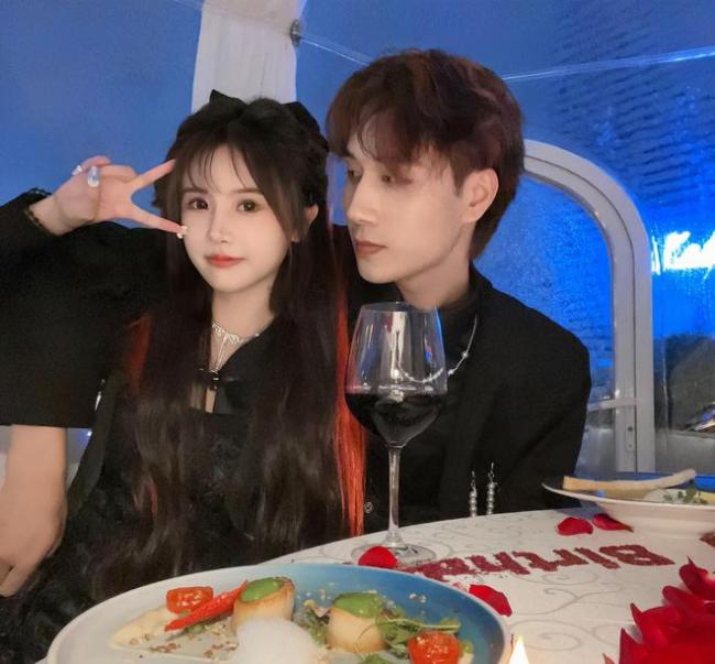 小不点结婚成功上热搜 现场多辆劳斯莱斯
