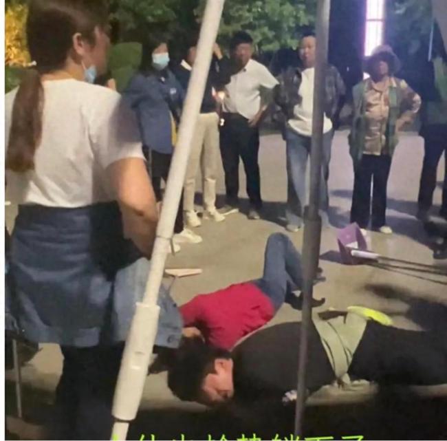 00后小伙跟大妈起争执双双倒地哭喊
