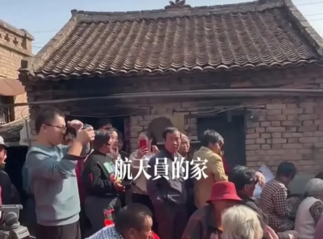 江新林老家小院变身“露天影院”儿行千里母担忧！