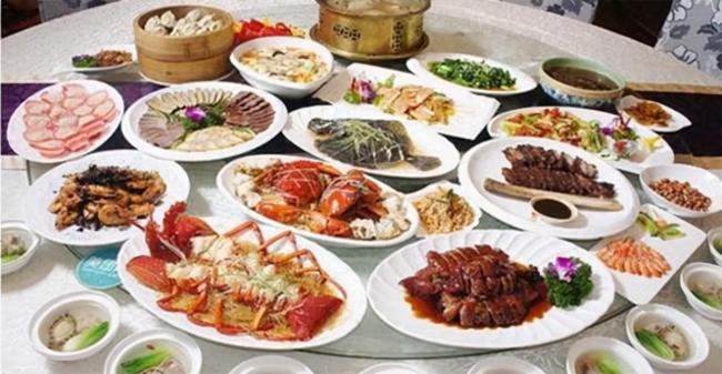 爱吃中国美食的领导人！拜登连吞两碗炸酱面，普京亲自摊煎饼