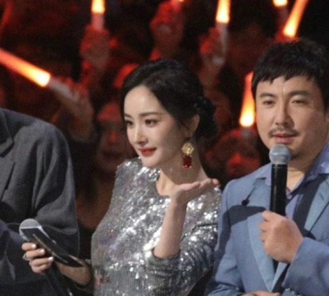 沈腾杨幂同框秀穿搭：一个英俊出众，一个美艳动人