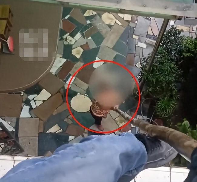 广东一大妈阻止邻居装空调 拿竹子打装空调师傅