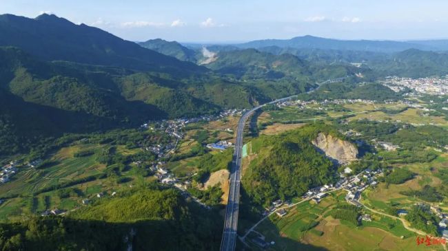 高速通道,並與已建成宜敘高速,內宜高速,樂宜高速,納黔高速,宜渝高速