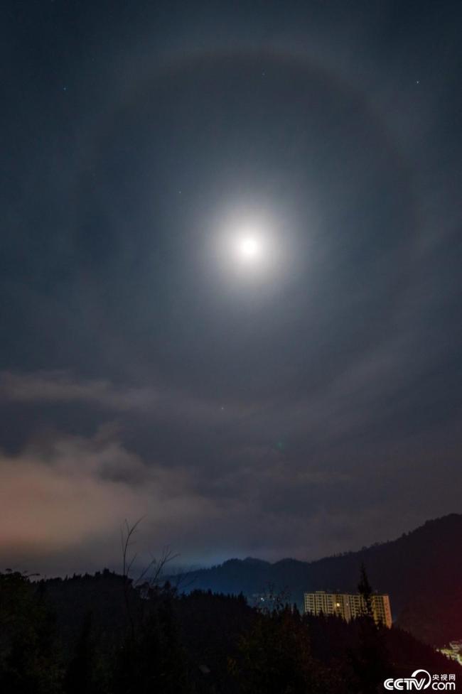 贵州黔东南：夜空现月晕景观