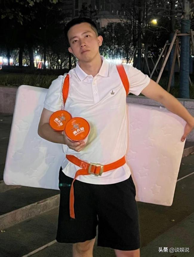 太像了！男子万圣节cos汪小菲背床垫 围观路人笑疯求合影