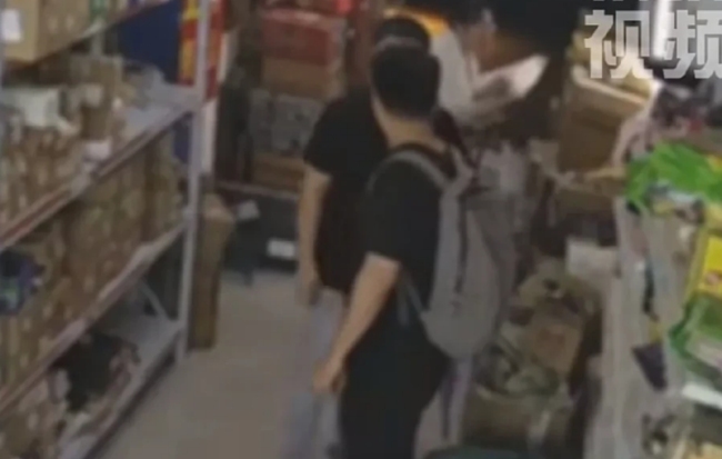 两人因擦碰扭打后仿佛无事发生