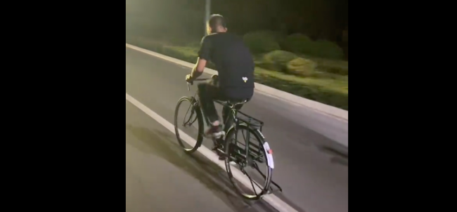 骑行队伍中最快的是二八大杠