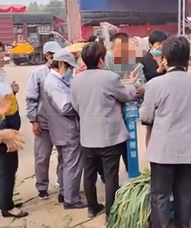 市场要被取缔？卖葱大叔号召市民打12345保留：打了一斤3毛不打6毛