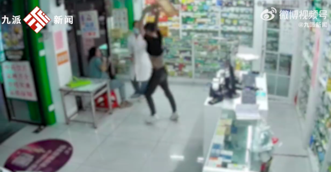 男子在药店暴打女子 警方：两人是情侣，已对男子依法拘留
