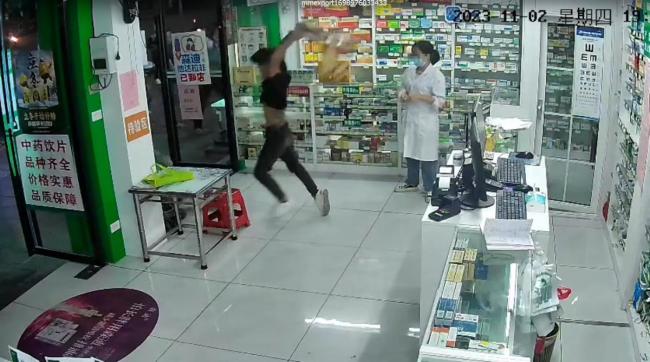 警方谈男子药店内打女子：施暴者已被抓获
