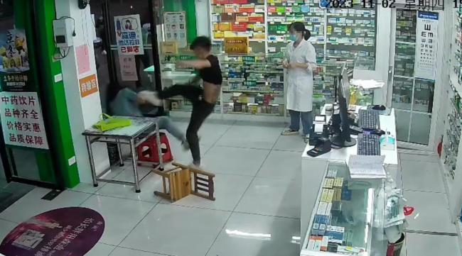 警方谈男子药店暴打女子：男子已被抓获，女子没有生命危险