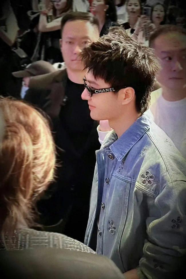 香奈儿深圳大秀现场人山人海,香奈儿ceo对王一博说你太受欢迎了