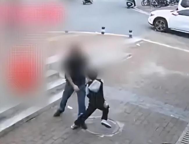 男孩疑路过时推了下门 被午托班男老师当街追打