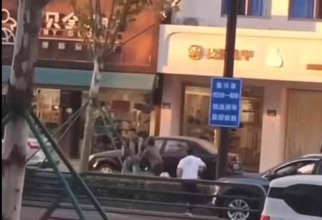 遭对方当事人当街袭击追打的女律师现状：无生命危险
