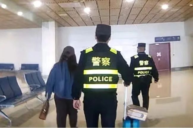 女子霸座致飞机延误 因扰乱航空器秩序被拘7日