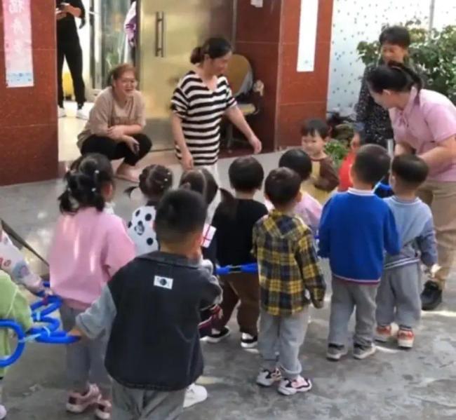 老师带全班来接不想上幼儿园的小朋友 网友：上学最高礼仪了