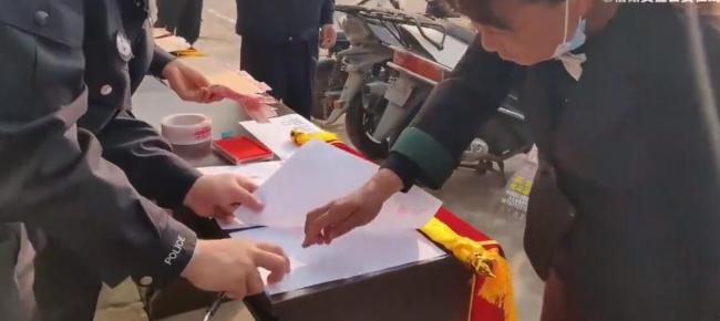 派出所举办被盗财物返还仪式村民笑得合不拢嘴