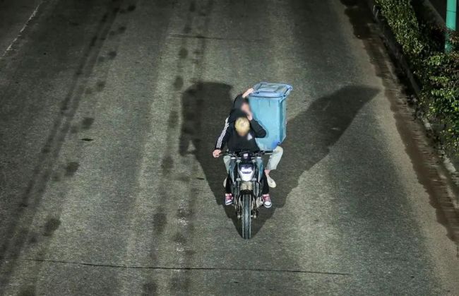 两男子深夜骑着摩托车扛垃圾桶狂飙 牵出盗窃团伙