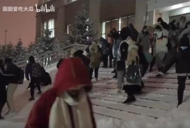 暴雪中的哈尔滨大学生