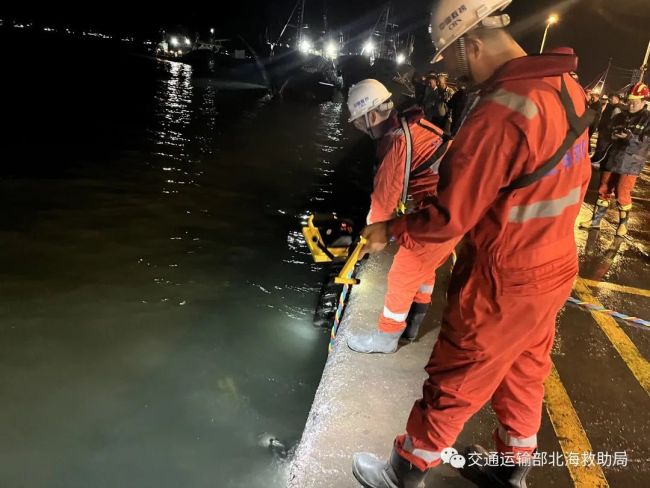 威海一轿车坠海3人遇难 遇难者遗体和坠海车辆已被打捞出水