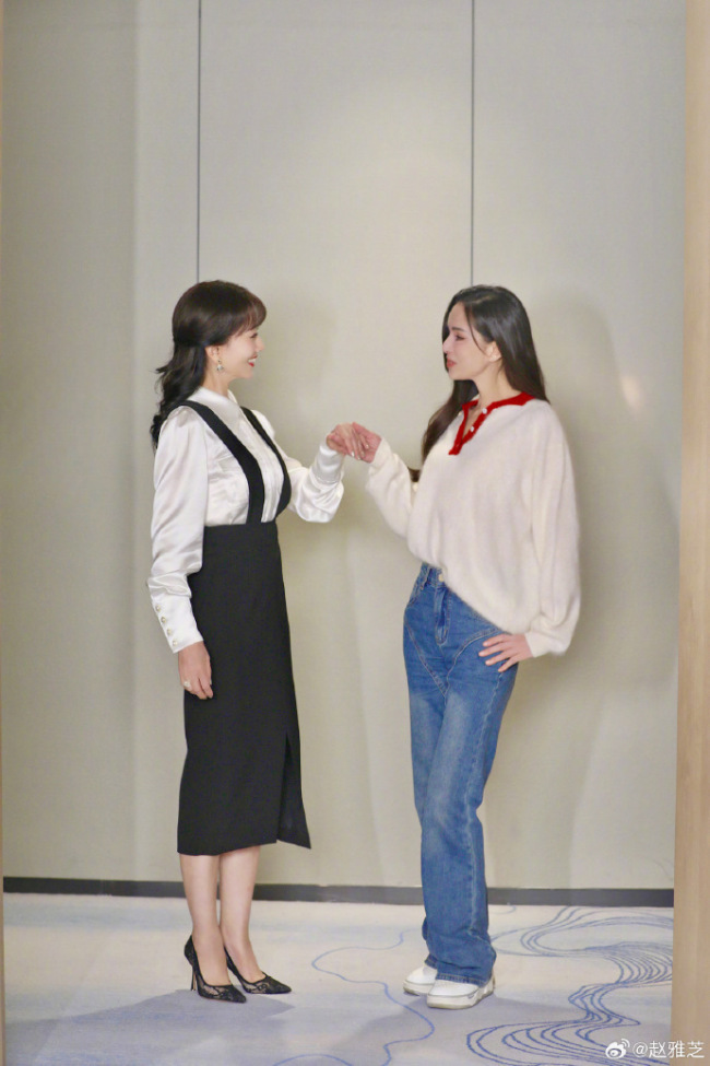 赵雅芝李若彤同框 网友热评:两个还都是大美女啊!_中华头条_中华网